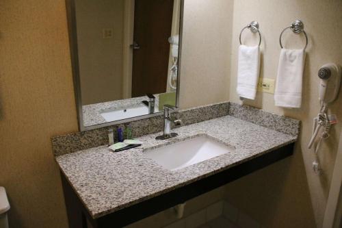 Bilik mandi di Sleep Inn near Great Lakes Naval Base