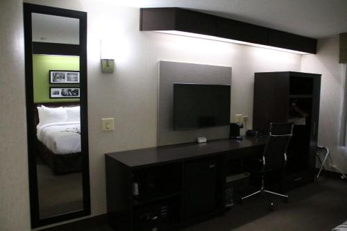 Μια τηλεόραση ή/και κέντρο ψυχαγωγίας στο Sleep Inn near Great Lakes Naval Base