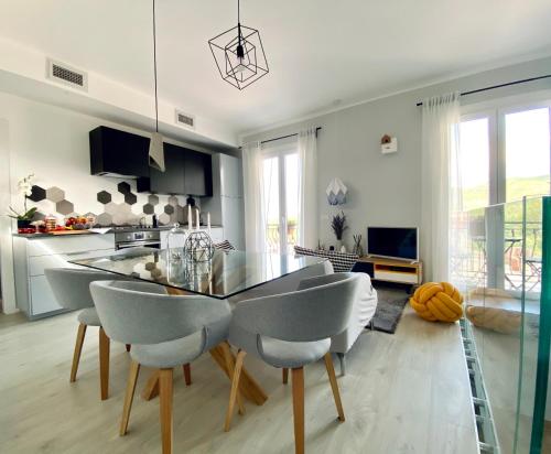 een keuken en eetkamer met een tafel en stoelen bij Leono’ in Seborga