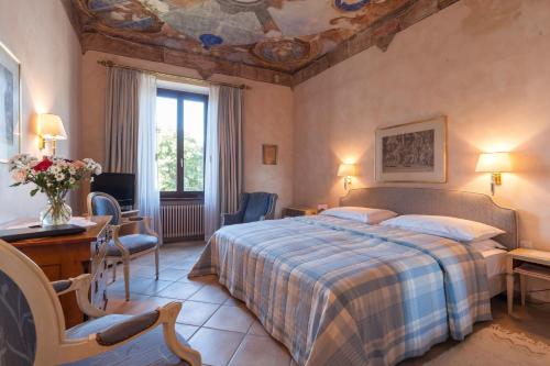 En eller flere senger på et rom på Romantik Hotel Castello Seeschloss