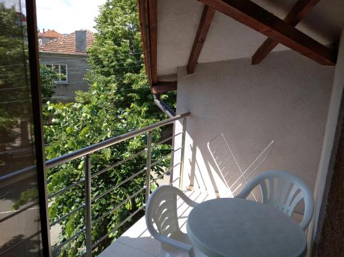 a balcony with a table and chairs on a balcony at Guest House Niya Chernomorets in Chernomorets