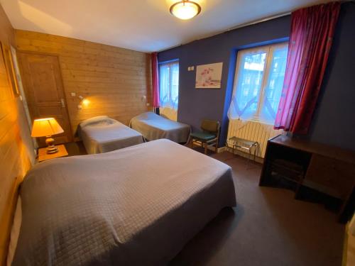 chambre étape في لانسليبورغ-مونت-سينيس: غرفة فندقية بسريرين ونافذتين