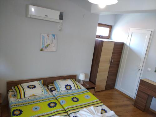 a bedroom with two beds in a room at Guest House Niya Chernomorets in Chernomorets