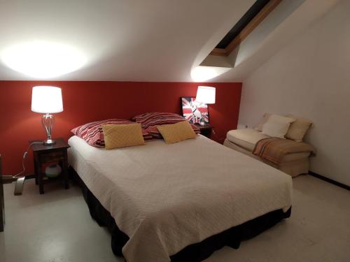 Ένα ή περισσότερα κρεβάτια σε δωμάτιο στο Dom z ogrodem