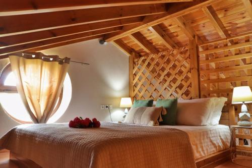 1 dormitorio con 1 cama grande y techo de madera en Luminous Sky Appartments, en Astris
