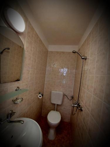 La salle de bains est pourvue de toilettes, d'un lavabo et d'une douche. dans l'établissement Sentosa ROOM, à Nessebar