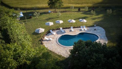 an overhead view of a swimming pool with umbrellas at Agriturismo Biologico Sant'Egle in Sorano