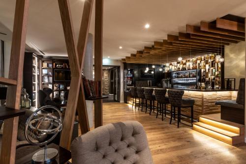 - un bar avec un bouquet de chaises dans l'établissement BLOCK Hotel & Living, à Ingolstadt