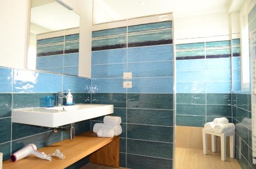 een badkamer met een wastafel en een spiegel bij COSTA DEL GARDA - Lazise in Lazise