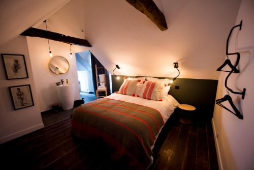 una camera con un grande letto di La Petite Valise a Ploudalmézeau