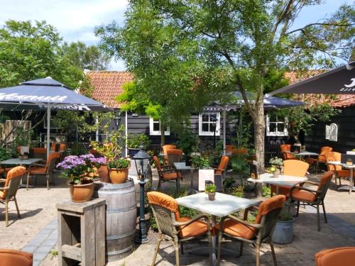 a patio of a restaurant with tables and chairs at Brasserie de Peperboom in Veere