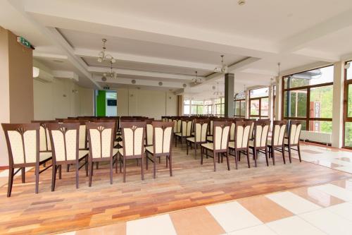 a room with rows of chairs in a room with windows at Apartamenty Renesans in Krynica Zdrój