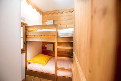 kilka łóżek piętrowych w małym pokoju w obiekcie La Carte Postale w mieście Duingt