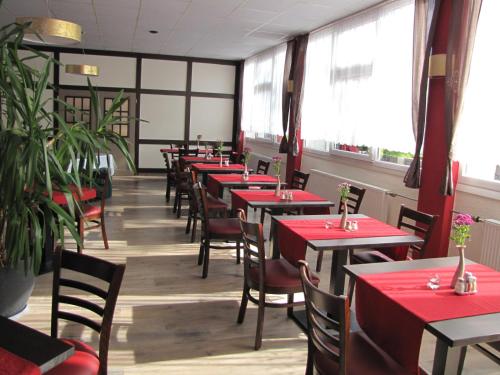 a row of tables and chairs in a restaurant at Hotel Stadt Wittstock in Wittstock