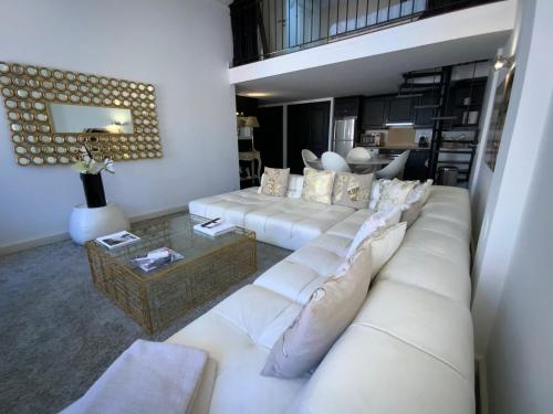 a living room with a white couch and a table at Appartement trois pièces Saint Tropez in Saint-Tropez