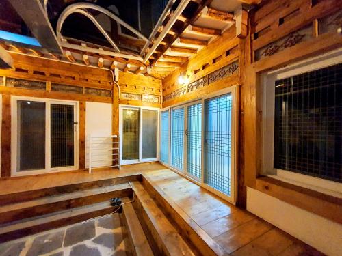une pièce vide avec fenêtres et une chambre avec dans l'établissement Hwangridangil Adamjeong, à Gyeongju