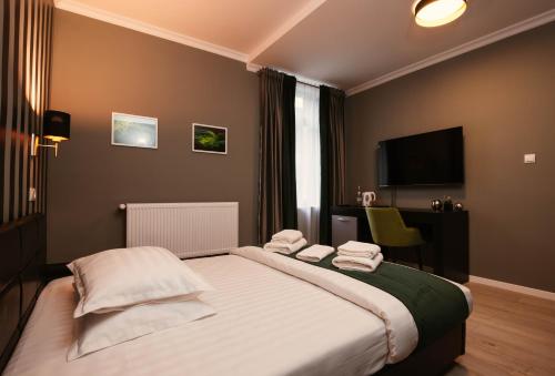 um quarto com uma cama com toalhas em Resita Residence em Reşiţa