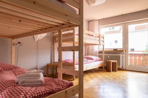 a bedroom with two bunk beds and a window at WÄLDER: Quartier Titisee in Titisee-Neustadt