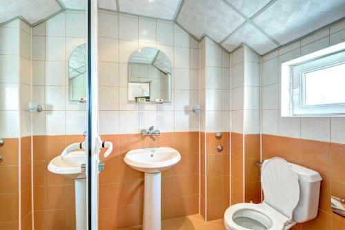 a bathroom with a toilet and a sink at Guest House Zara in Primorsko