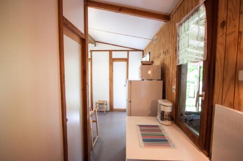 eine kleine Küche mit einem Kühlschrank und einem Fenster in der Unterkunft La Cle Des Champs in Montréal