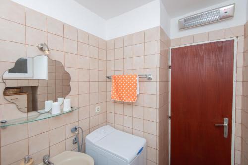 MolatにあるMeladaのバスルーム(トイレ、洗面台付)