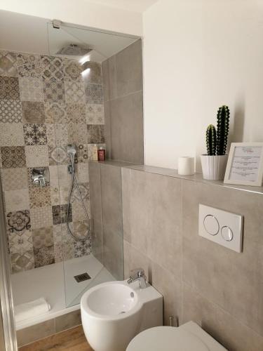 Ένα μπάνιο στο Sarzana's Rooms