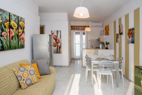 Ruang duduk di Villa MiSa - Torre Colimena a 2 passi dal mare