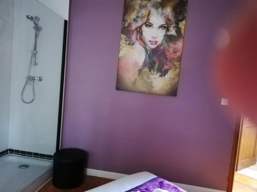 La salle de bains est pourvue d'un mur violet orné d'une peinture murale. dans l'établissement Maison D architecte chez Huguette, à Villalier