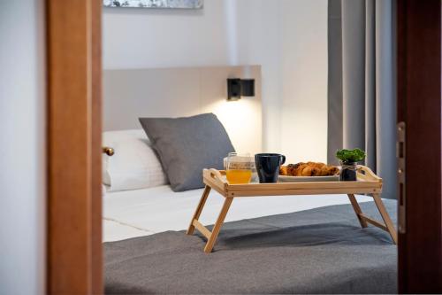 una mesa con una bandeja de comida en la sala de estar en F&R Apartments II, en Rovinj