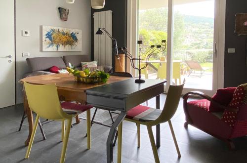 a living room with a dining room table and chairs at Pietraverdemare in Vallebona