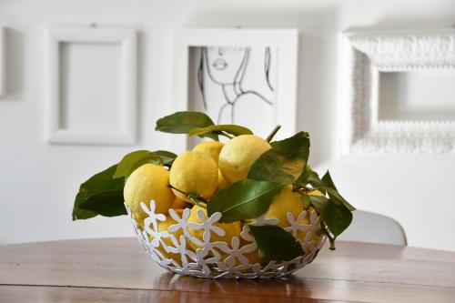 a bowl of lemons sitting on a table at Pietraverdemare in Vallebona