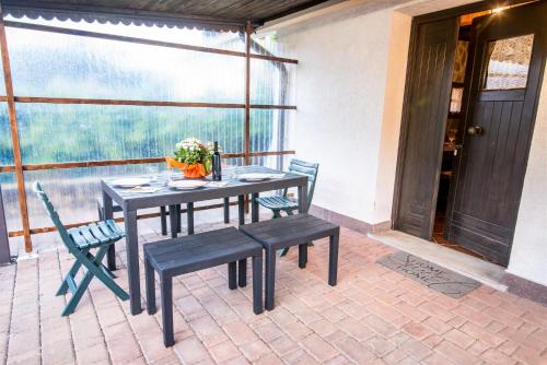 un tavolo e sedie seduti su un patio di casa villa a Gorizia