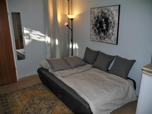 1 dormitorio con 1 cama en una habitación en art room en Midrakh ‘Oz