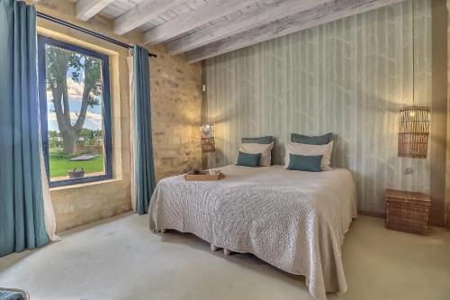 - une chambre avec un lit et une grande fenêtre dans l'établissement MAS DES 2 PLATANES, à Arles