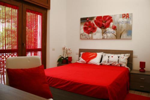 1 dormitorio con cama roja y manta roja en Shelisa B&B, en Roma