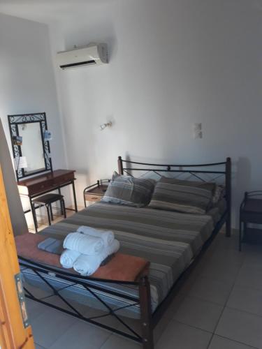een slaapkamer met een bed met handdoeken erop bij Katerina & Efi Apartments in Mastichari