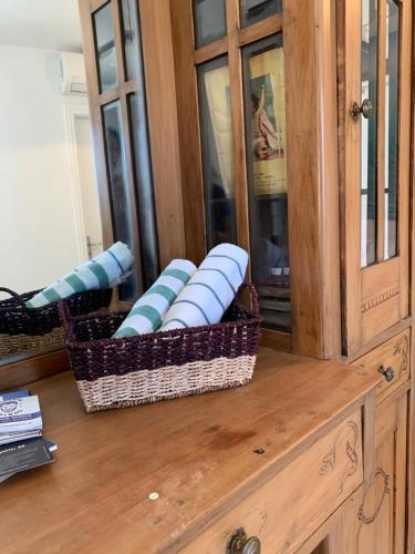 dos cestas sentadas en una cómoda de madera en Attik Residencies, en Livadi