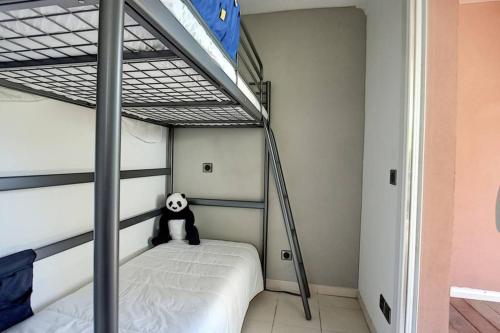 - une chambre avec des lits superposés et un ballon de football dans l'établissement RDJ ANTIBES LES PINS, à Antibes