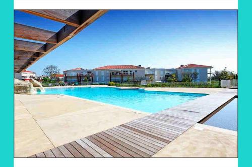 une grande piscine devant un immeuble dans l'établissement RDJ ANTIBES LES PINS, à Antibes