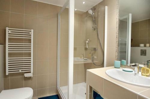 une salle de bain avec une douche, des toilettes et un lavabo dans l'établissement RDJ ANTIBES LES PINS, à Antibes