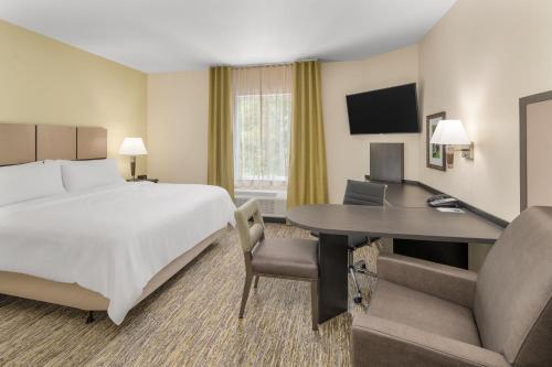 una camera d'albergo con un letto e una scrivania di Candlewood Suites - Newnan - Atlanta SW by IHG a Newnan