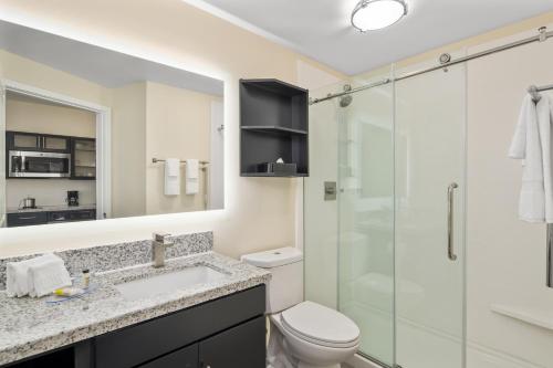 y baño con aseo y ducha acristalada. en Candlewood Suites - Newnan - Atlanta SW, an IHG Hotel, en Newnan