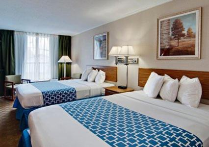 Habitación de hotel con 2 camas en azul y blanco en Smart Extended Stay en Beckley