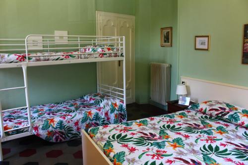 Poschodová posteľ alebo postele v izbe v ubytovaní Albergo Del Lago
