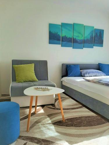 Apartment Aurora tesisinde bir oturma alanı