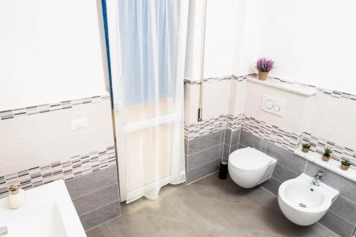 a bathroom with a toilet and a sink at La Casa del Poeta in Porto Torres