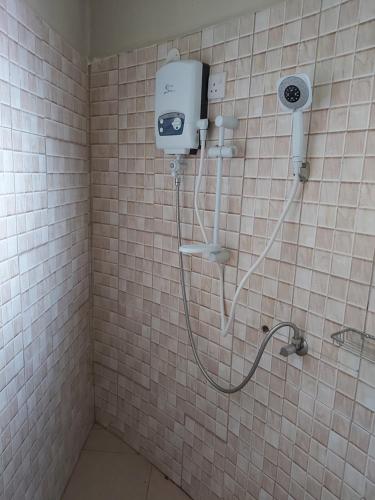 Kylpyhuone majoituspaikassa Tusubira village