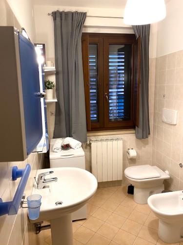 a bathroom with a white sink and a toilet at Casa Vacanza Oliveto in San Vito Chietino