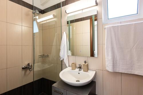 Ένα μπάνιο στο Gramvella Resort