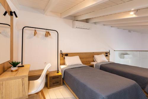 Un pat sau paturi într-o cameră la Gramvella Resort